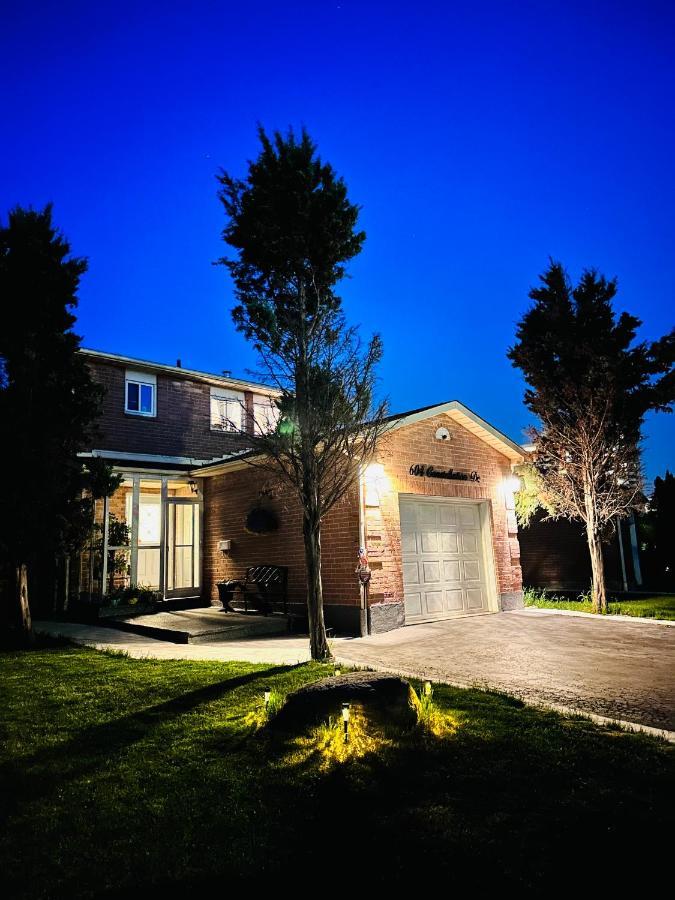 Luxury Homestay In Mississauga Near Square One Mall & Pearson Airport Exterior photo