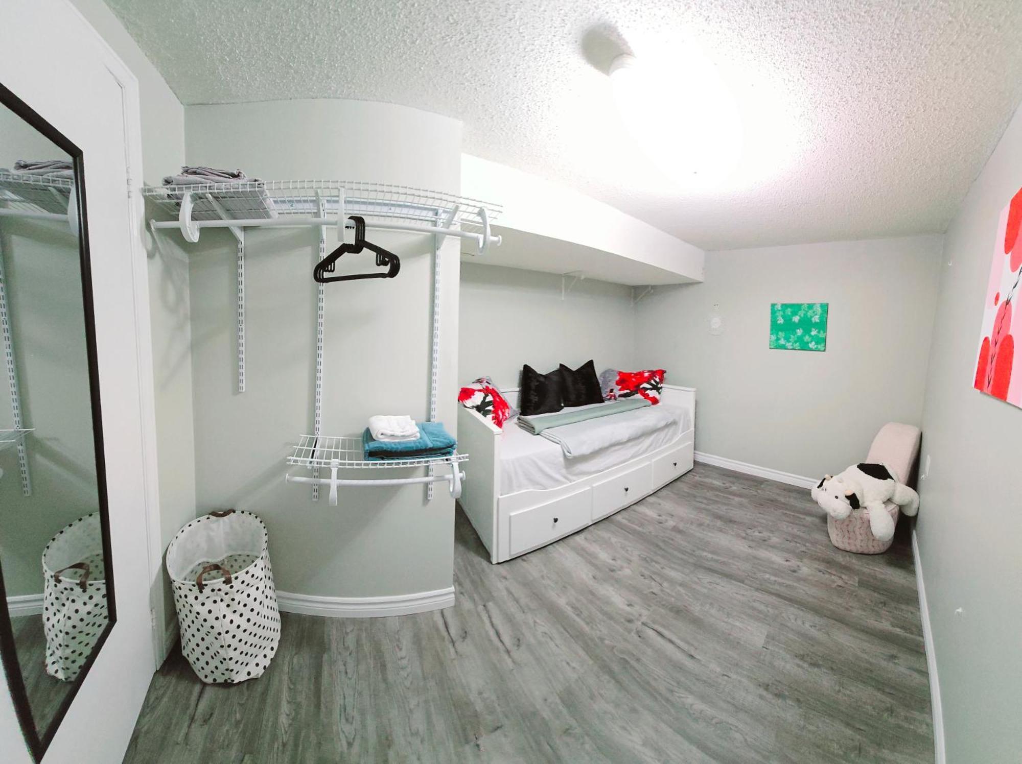 Luxury Homestay In Mississauga Near Square One Mall & Pearson Airport Exterior photo