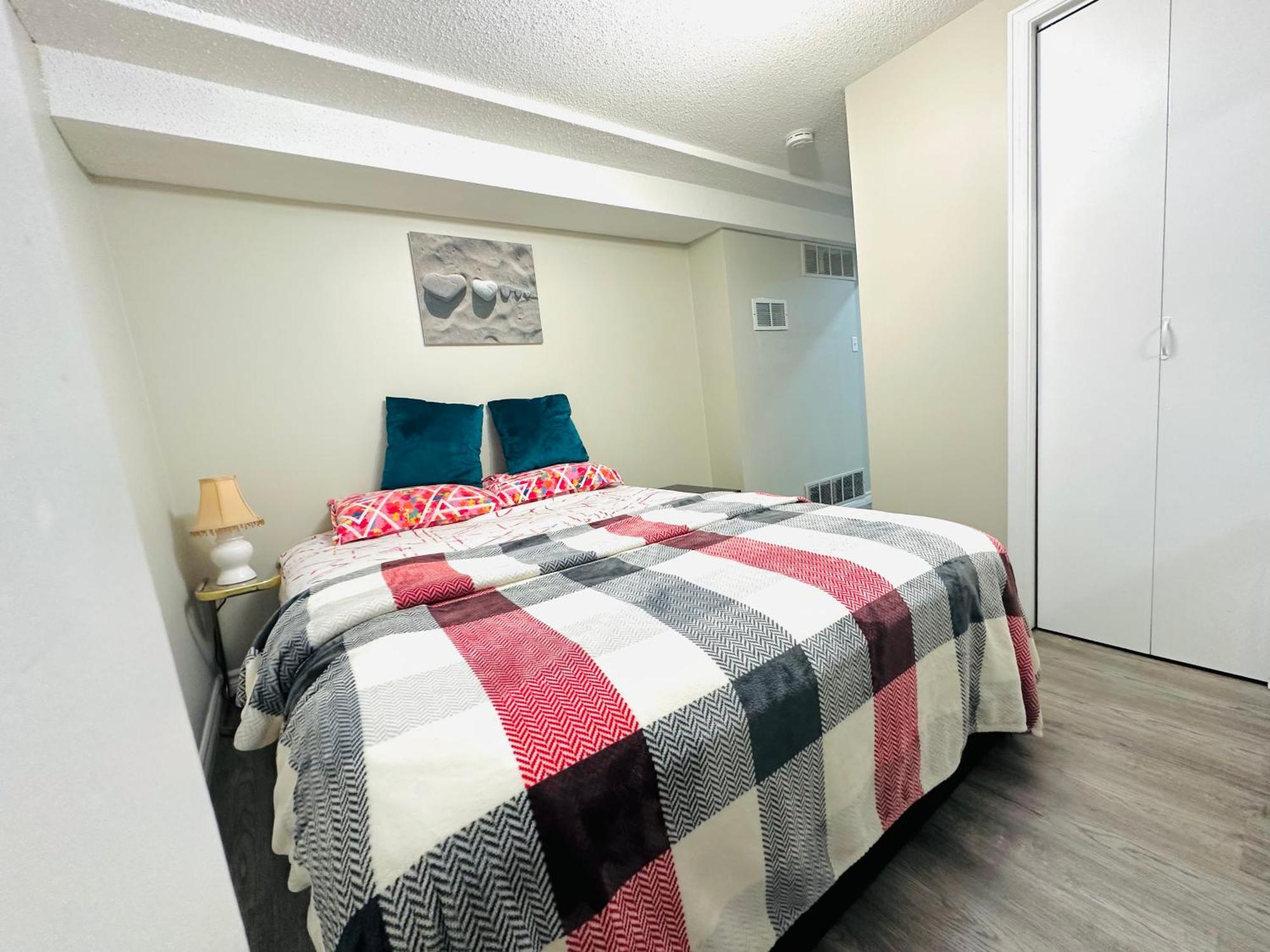 Luxury Homestay In Mississauga Near Square One Mall & Pearson Airport Exterior photo