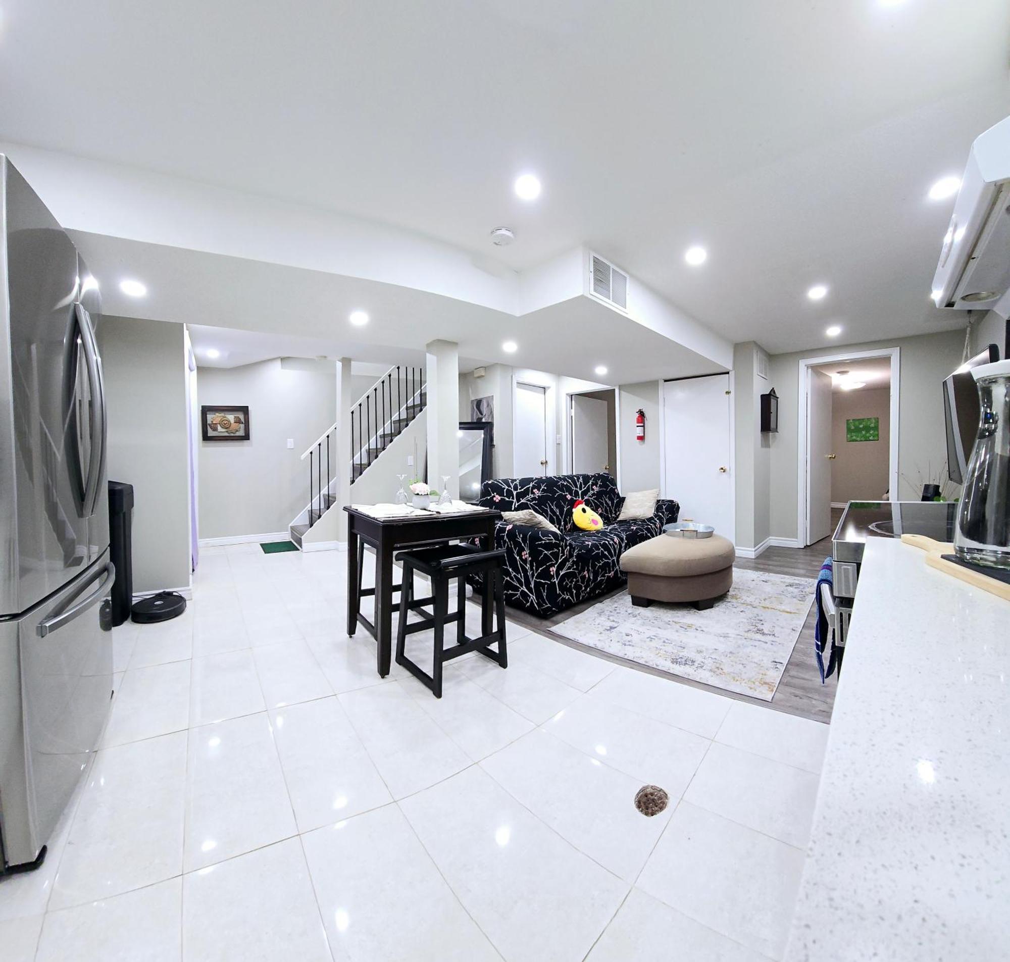 Luxury Homestay In Mississauga Near Square One Mall & Pearson Airport Exterior photo